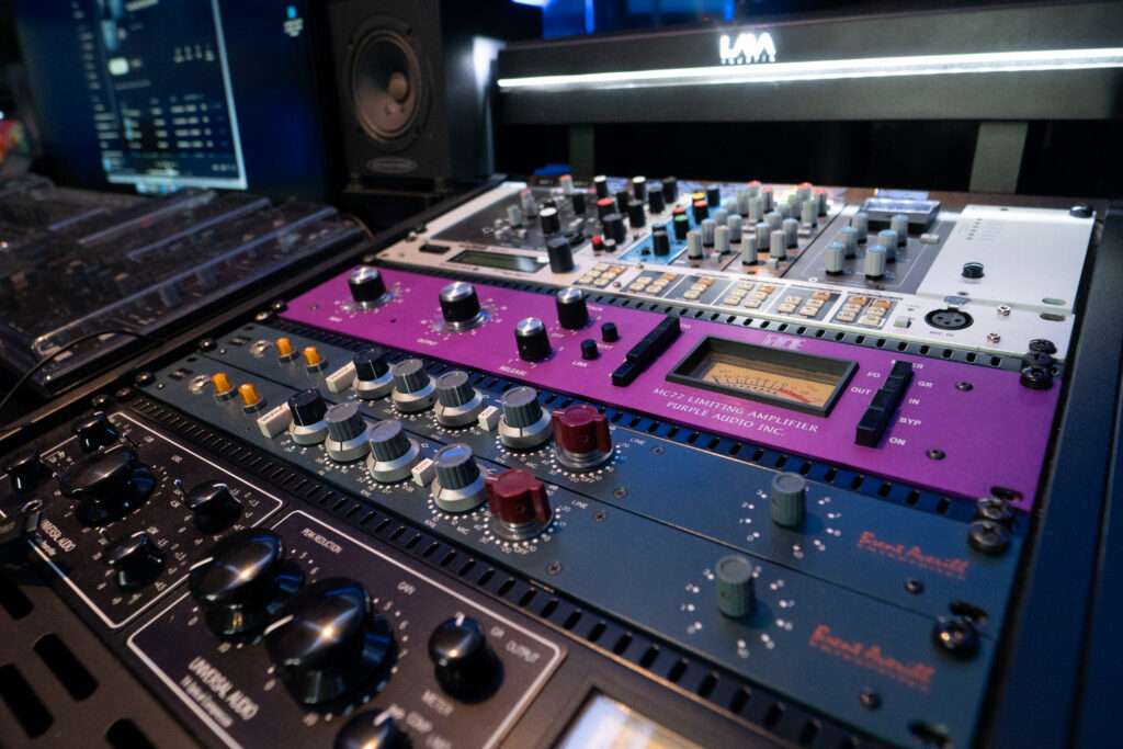 Professionelles Mischpult im O2 Music Studio Hamburg – moderne Produktionstechnik wie im Tonstudio Bielefeld.