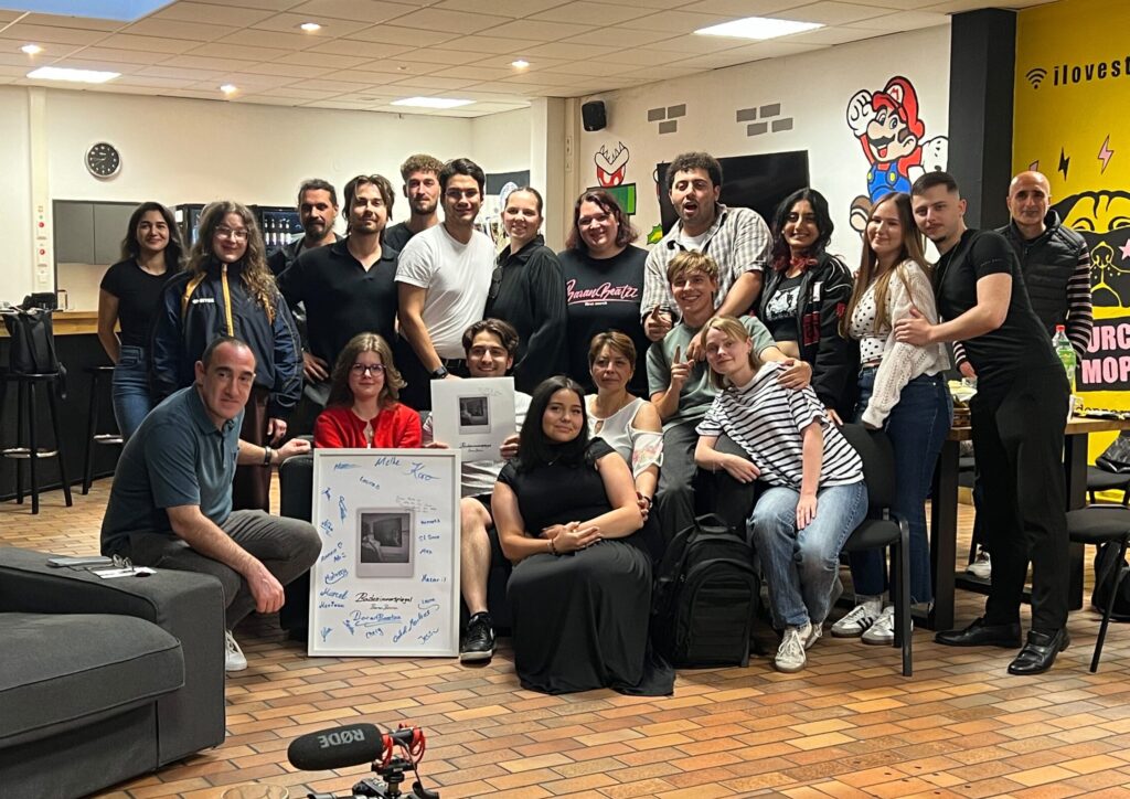 Studio Bielefeld Artist BaranBeatzz erhält überraschend seine erste Schallplatte beim Album-Release im Jugendzentrum Stricker