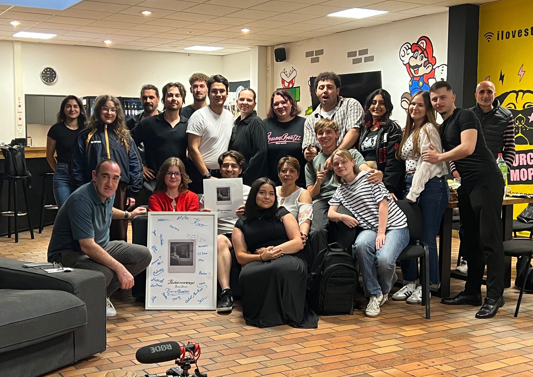 Studio Bielefeld Artist BaranBeatzz erhält überraschend seine erste Schallplatte beim Album-Release im Jugendzentrum Stricker