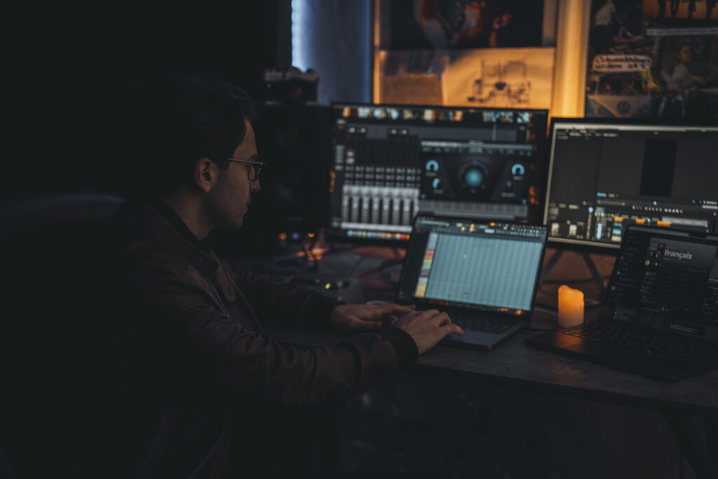 Emirhan Baran Sahin im RNMS Studios tonstudio bielefeld bei der Musikproduktion am Multi-Screen-Setup mit FL Studio.