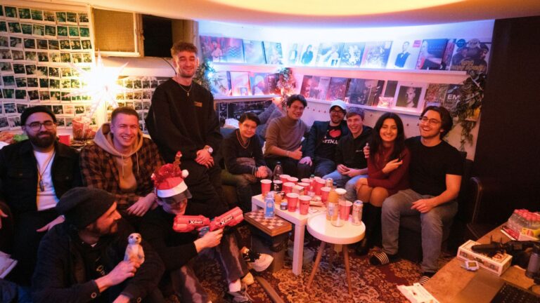 Gemeinsame Weihnachtsfeier des RNMS Studios Teams im Tonstudio Bielefeld in entspannter Atmosphäre