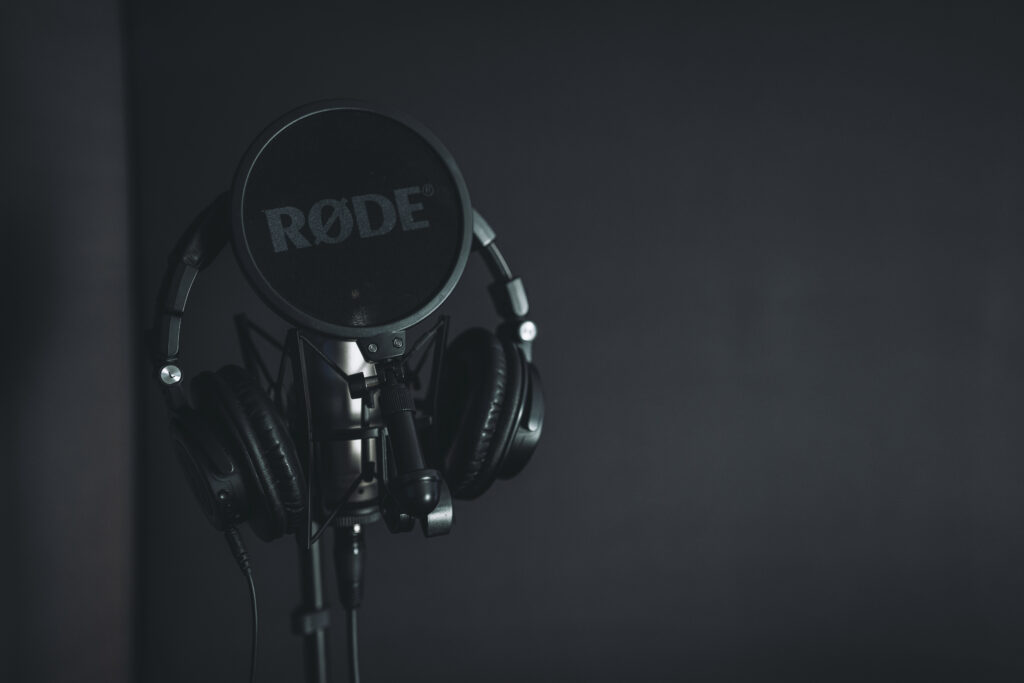 RØDE Mikrofon mit Pop-Filter und Kopfhörern im Tonstudio von RNMS Studios in Bielefeld – professionelle Ausstattung für Musikaufnahmen.