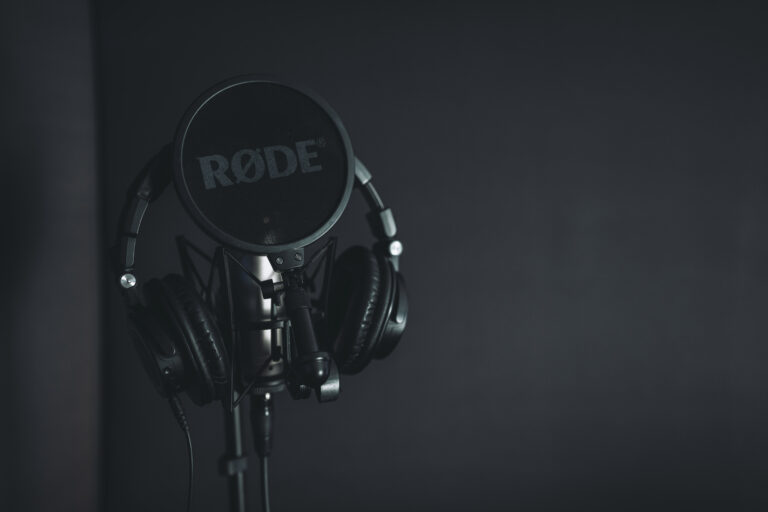 RØDE Mikrofon mit Kopfhörern im tonstudio bielefeld – professionelles Recording-Setup im RNMS Studios.