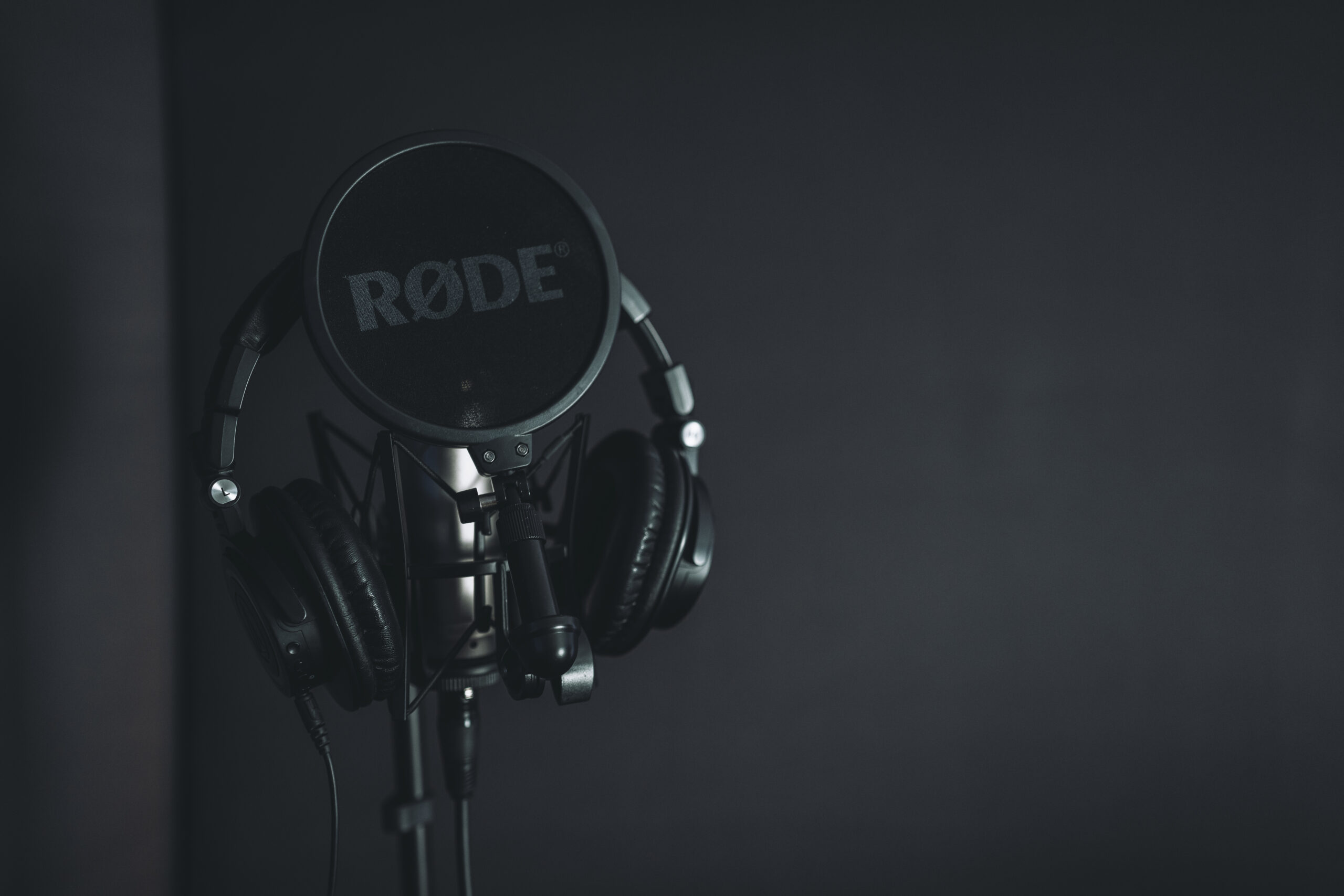 RØDE Mikrofon mit Kopfhörern im tonstudio bielefeld – professionelles Recording-Setup im RNMS Studios.