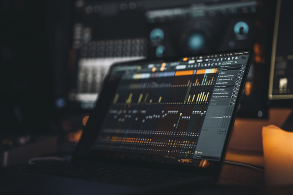 FL Studio Mixer geöffnet auf MacBook im RNMS Tonstudio Bielefeld – mit Plugins wie Parametric EQ, Autotune, Fruity Delay und Valhalla Vintage Verb.
